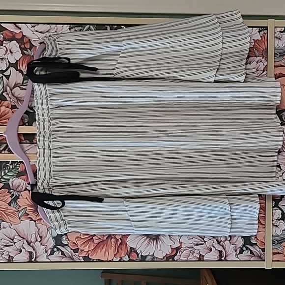 White striped top, off shoulder with ties - Picture 1 of 4